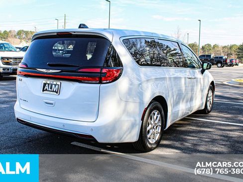 Used 2024 Chrysler Pacifica Touring-L FWD image 6