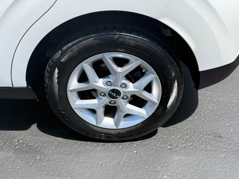 Used 2025 Kia Soul LX w/ LX Technology Package FWD image 9