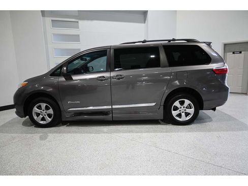 Used 2017 Toyota Sienna LE FWD image 9