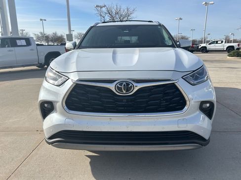 Used 2023 Toyota Highlander Platinum image 2