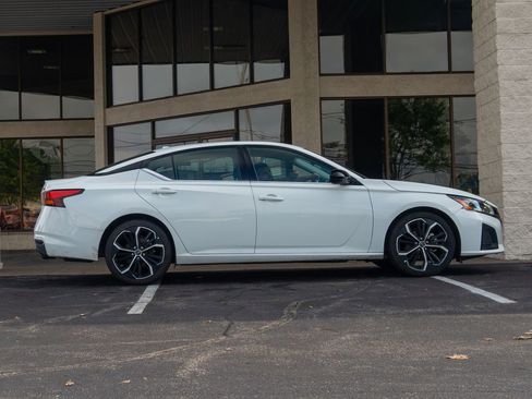 Used 2024 Nissan Altima 2.5 SR image 3