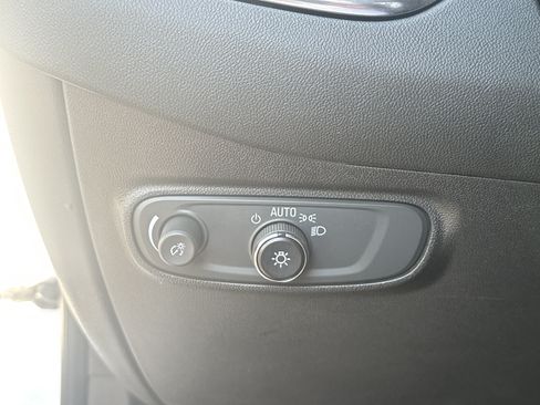 Used 2023 Chevrolet Equinox LT FWD image 23