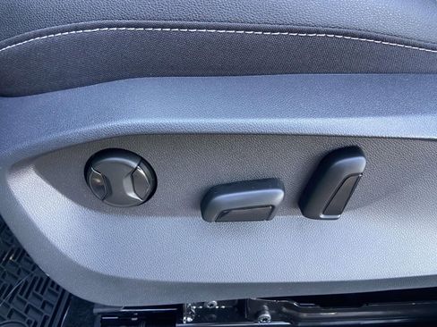 New 2026 Volkswagen Taos SE image 18