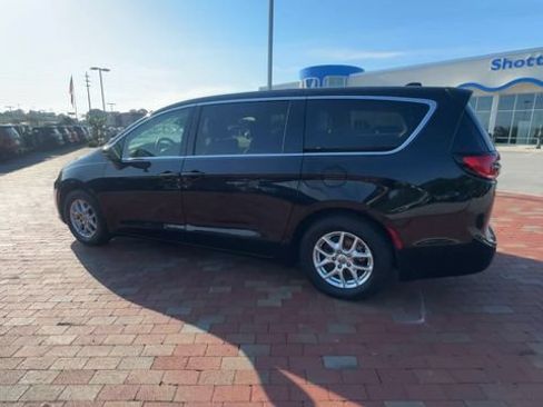 Used 2023 Chrysler Pacifica Touring-L FWD image 8