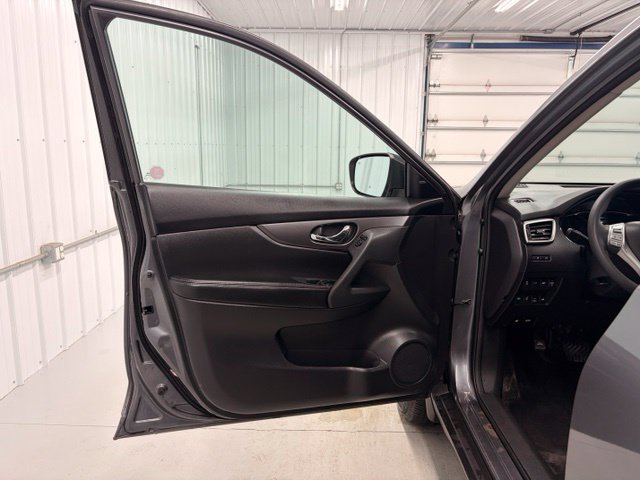 Used 2016 Nissan Rogue SV AWD/4WD image 14