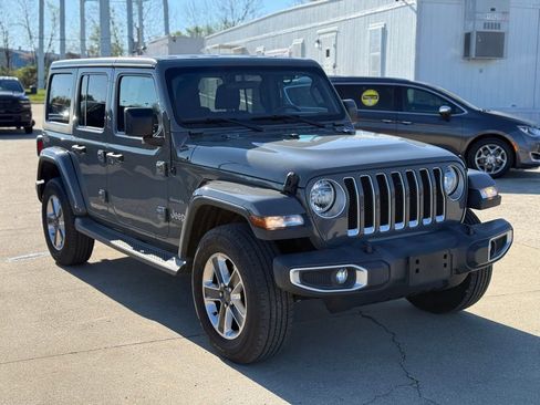 Used 2018 Jeep Wrangler Unlimited Sahara w/ Cold Weather Group AWD/4WD image 4