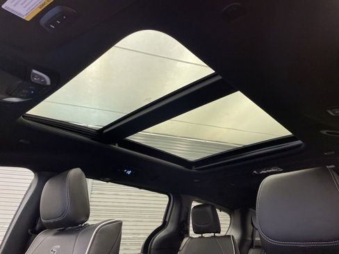 New 2026 Chrysler Pacifica Limited w/ Uconnect Theater Family Group image 16