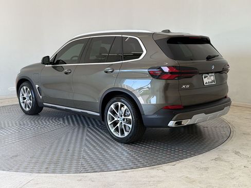 Used 2025 BMW X5 xDrive50e AWD/4WD image 3