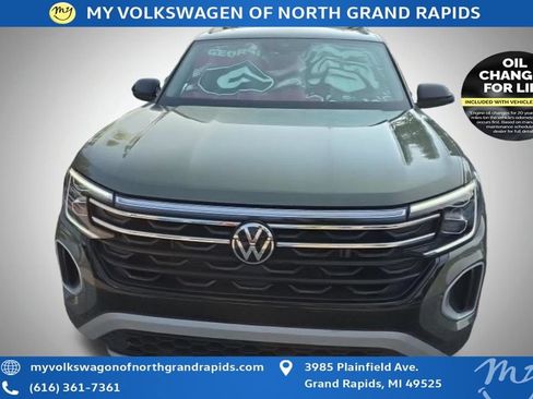 Used 2025 Volkswagen Atlas Peak Edition SE AWD/4WD image 3