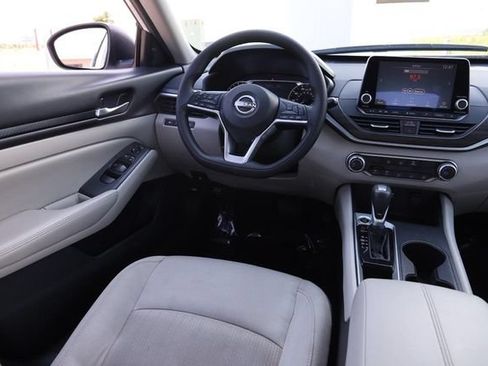 Used 2025 Nissan Altima 2.5 SV FWD image 11