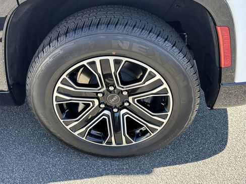 New 2026 Jeep Grand Wagoneer 4WD image 27