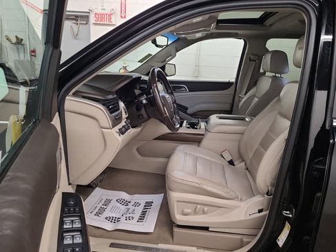 Used 2019 GMC Yukon Denali w/ Denali Ultimate Black Edition image 9