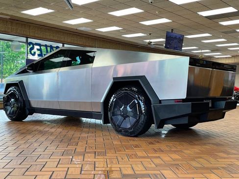 Used 2024 Tesla Cybertruck AWD Crew Cab image 6