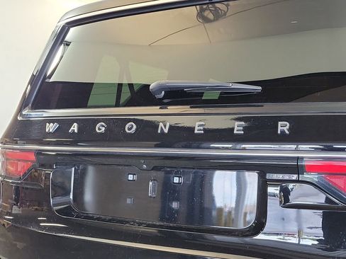 Used 2024 Jeep Wagoneer L Series III w/ Premium Group I image 8