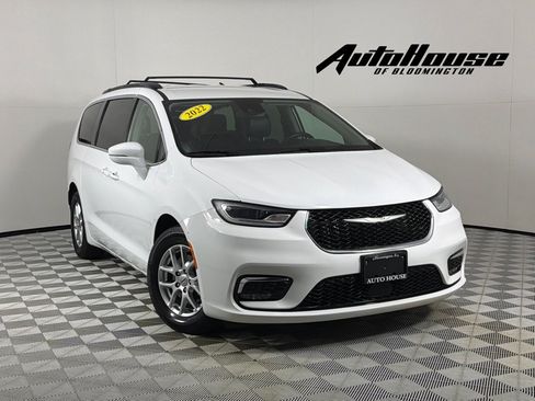 Used 2022 Chrysler Pacifica Touring-L FWD image 1