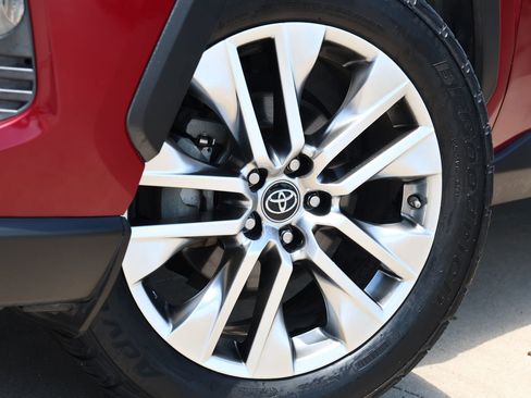 Used 2019 Toyota RAV4 XLE Premium FWD image 12