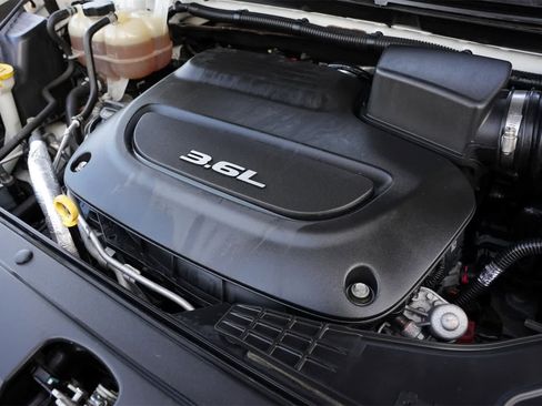 Used 2018 Chrysler Pacifica Limited w/ Tire & Wheel Group image 26