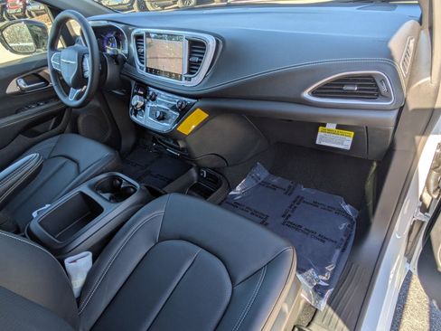 New 2026 Chrysler Pacifica Select image 28