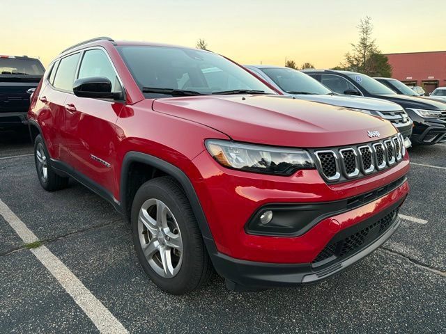 Used 2024 Jeep Compass Latitude AWD/4WD image 1