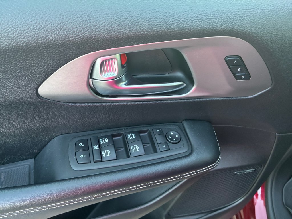 Used 2022 Chrysler Pacifica Limited w/ Uconnect Theater Family Group FWD image 25