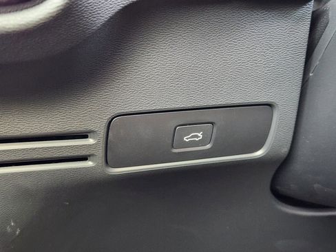 Used 2025 Volvo XC40 B5 Core w/ Protection Package Premier image 29