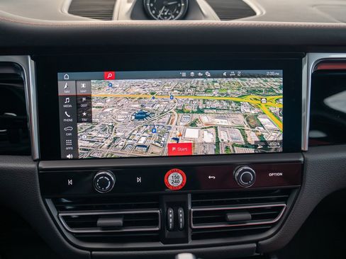 Used 2025 Porsche Macan image 18