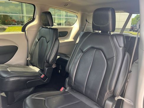 Used 2024 Chrysler Pacifica Touring-L FWD image 13