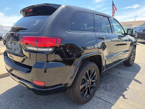 Used 2018 Jeep Grand Cherokee Altitude AWD/4WD image 9
