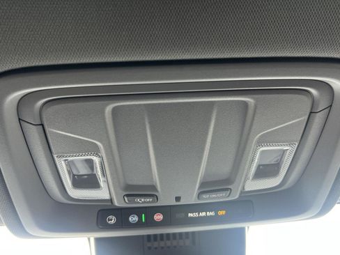 Used 2025 GMC Sierra 1500 Elevation image 32