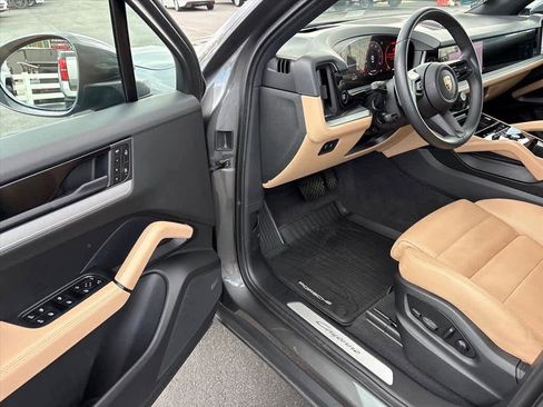 Used 2025 Porsche Cayenne image 20