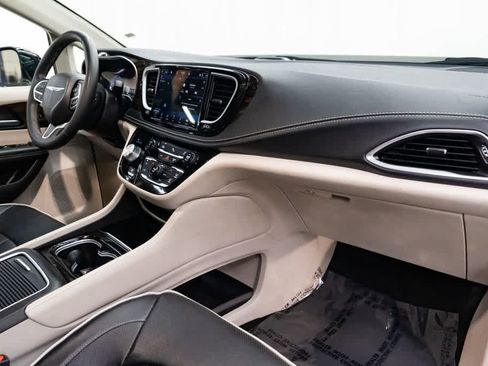 Used 2023 Chrysler Pacifica Limited FWD image 30