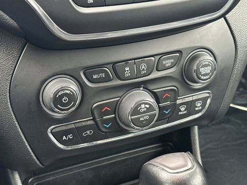 Used 2023 Jeep Cherokee Altitude Lux image 21