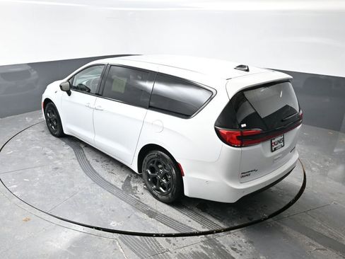 Used 2024 Chrysler Pacifica Select image 46