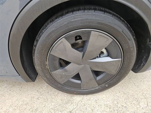 Used 2025 Toyota Prius LE image 28