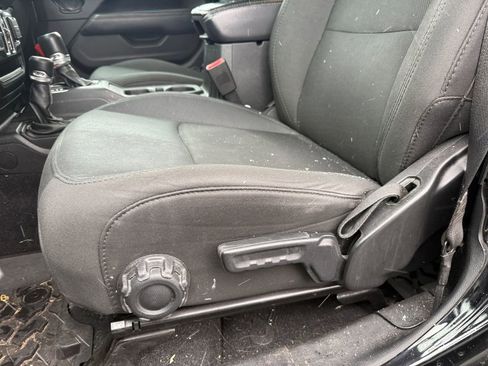 Used 2020 Jeep Wrangler Unlimited Sahara AWD/4WD image 15