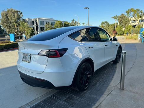 Used 2024 Tesla Model Y Long Range RWD image 7