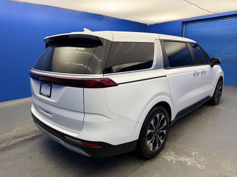 Used 2024 Kia Carnival EX image 7