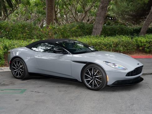 Used 2022 Aston Martin DB11 Volante RWD image 2