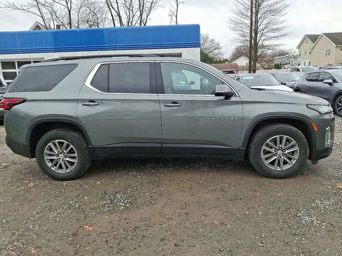 Used 2023 Chevrolet Traverse LT image 9