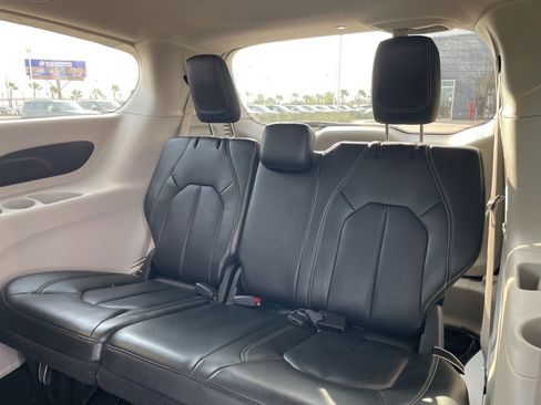 Used 2024 Chrysler Pacifica Touring-L image 17