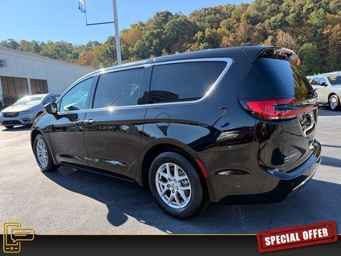 Used 2024 Chrysler Pacifica Touring-L image 7