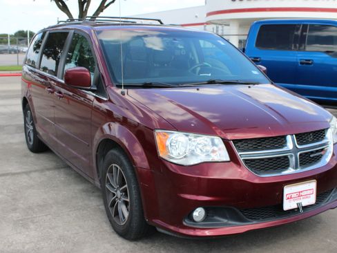 Used 2017 Dodge Grand Caravan SXT FWD image 2