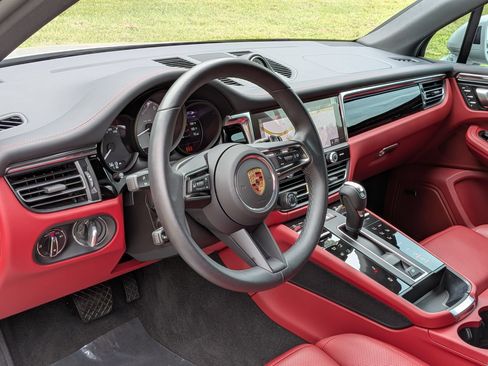 Certified 2025 Porsche Macan S AWD/4WD image 4
