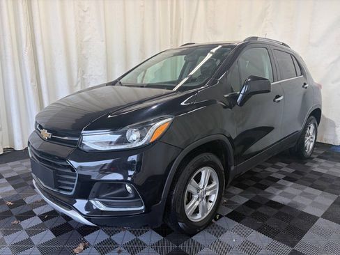 Used 2020 Chevrolet Trax LT w/ LT Convenience Package image 2