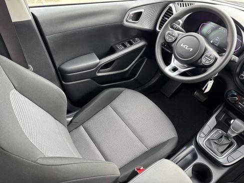 Used 2025 Kia Soul LX w/ LX Technology Package FWD image 14