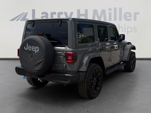 Used 2023 Jeep Wrangler Unlimited Sahara w/ Safety Group AWD/4WD image 5