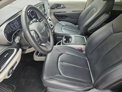 Used 2023 Chrysler Pacifica Touring-L FWD image 9