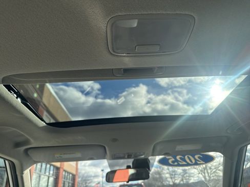 Used 2025 Hyundai Venue SEL image 37