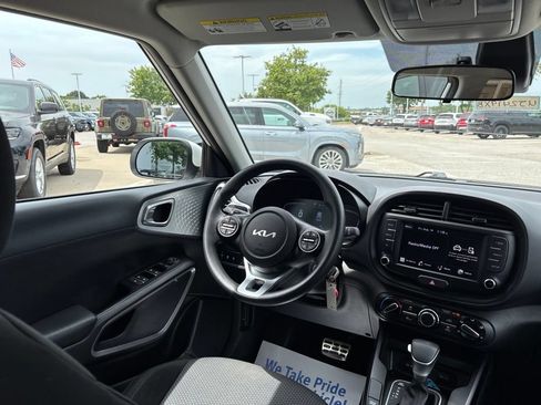 Used 2025 Kia Soul LX w/ LX Technology Package FWD image 21