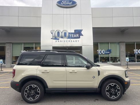 Used 2025 Ford Bronco Sport Outer Banks w/ Outer Banks Tech Package+ AWD/4WD image 2